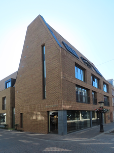 915130 Gezicht op de achtergevel en een deel van de zijgevel van het nieuwe pand van Broekman Herenmode (Lange ...